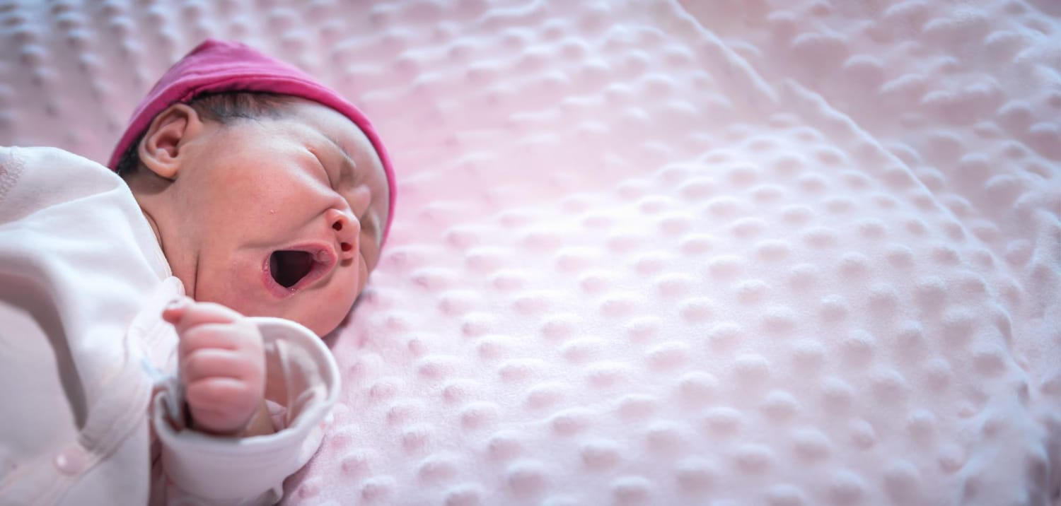 תינוק מתעורר בבכי היסטרי